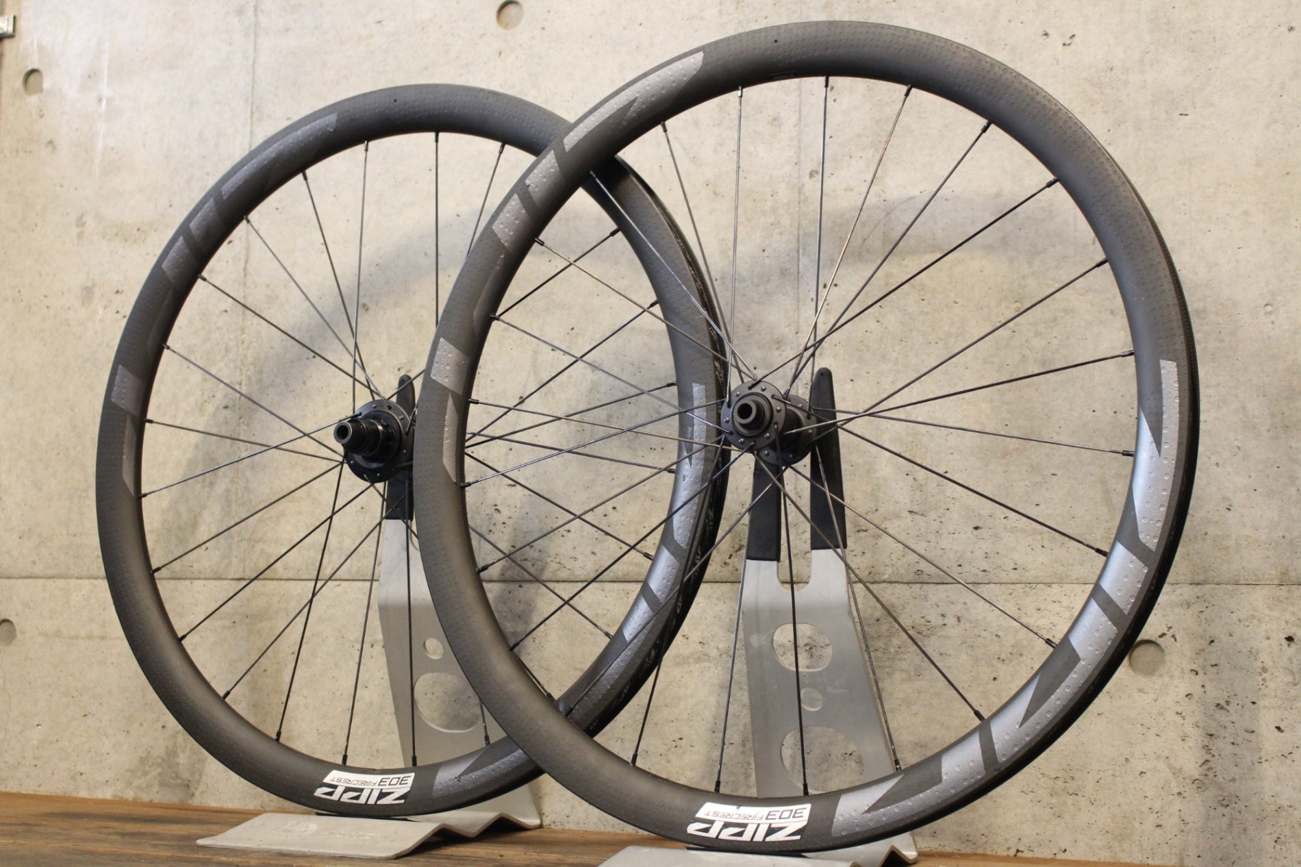ジップ ZIPP 303 FIRECREST DISC カーボン チューブレスレディ