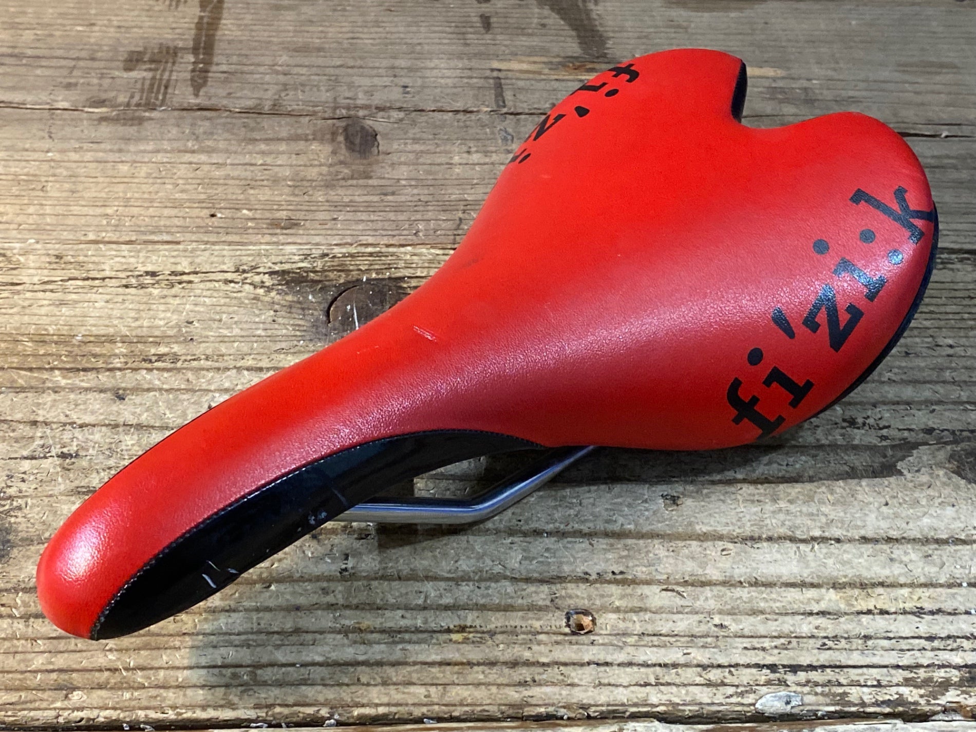 JT218 フィジーク FIZIK アリアンテ ALIANTE サドル 赤黒 kiumレール