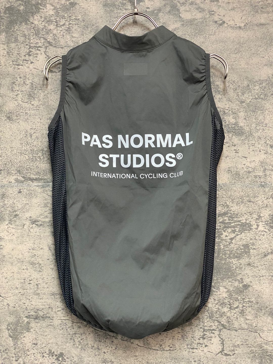 JY506 パスノーマルスタジオ PAS NORMAL STUDIOS Mechanism Stow Away Gilet ジレ サイクルベスト グレー S ※ロゴ剥がれ, 汚れ