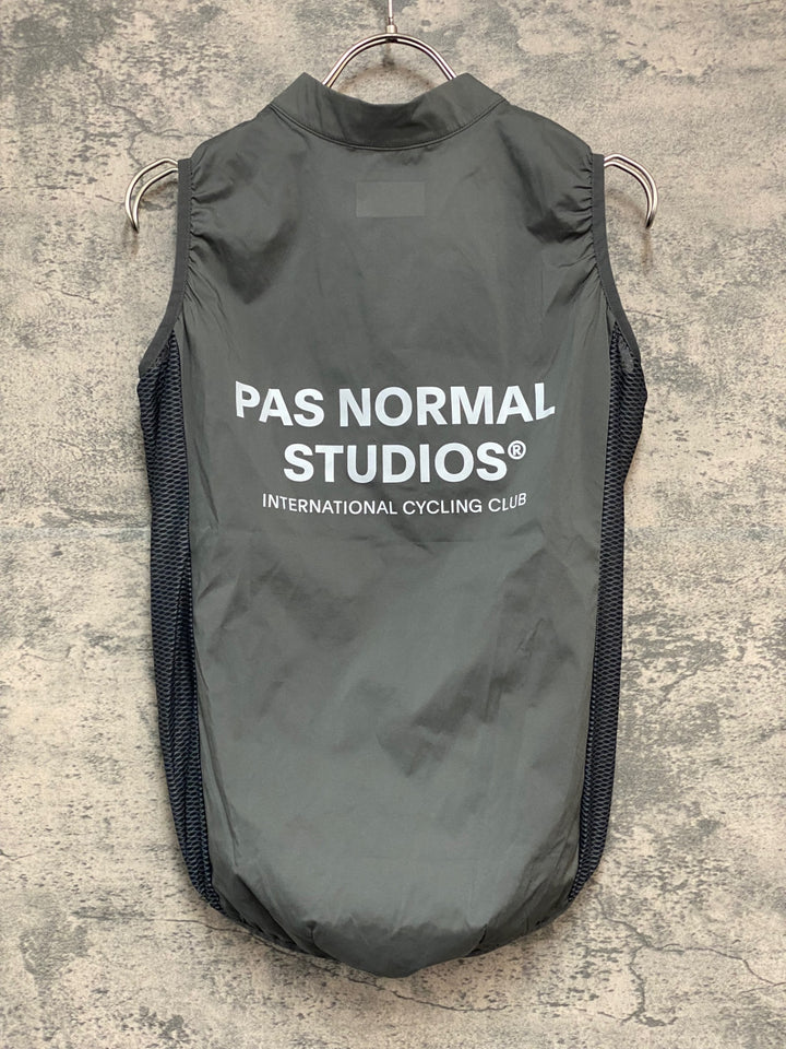 JY506 パスノーマルスタジオ PAS NORMAL STUDIOS Mechanism Stow Away Gilet ジレ サイクルベスト グレー S ※ロゴ剥がれ, 汚れ