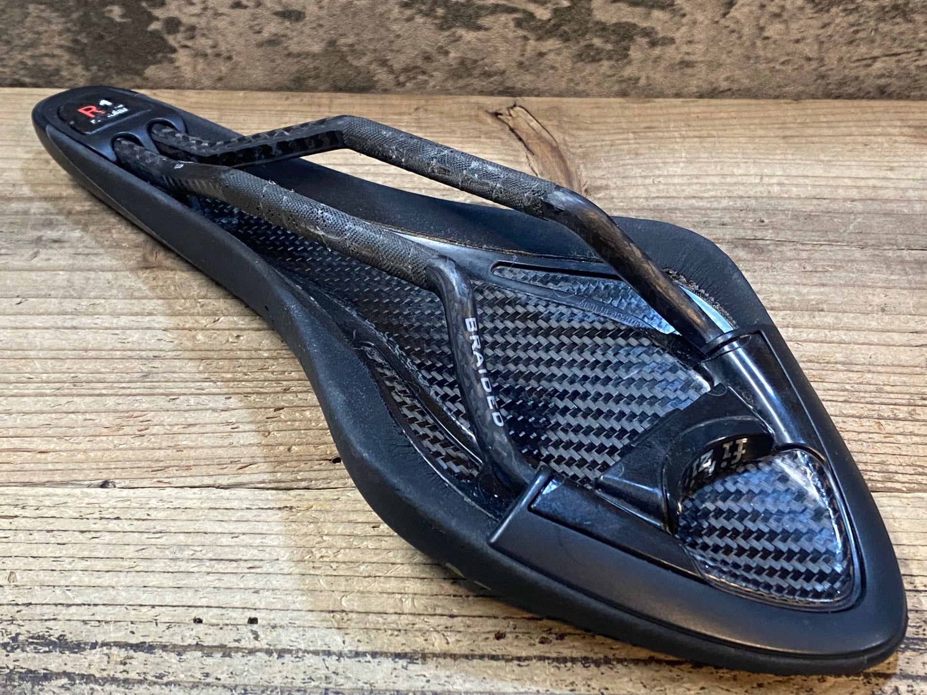 Fizik アリオネR1 サドル 【公式通販】