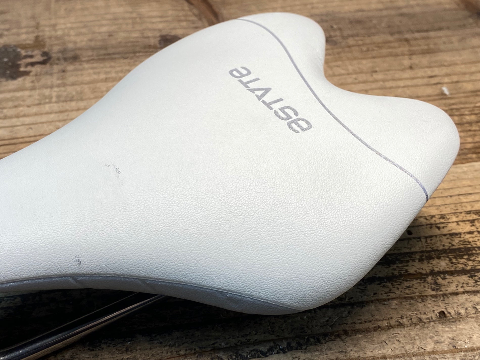 JI988 アスチュート ASTUTE スカイライン SKYLINE SR サドル 白 チタン