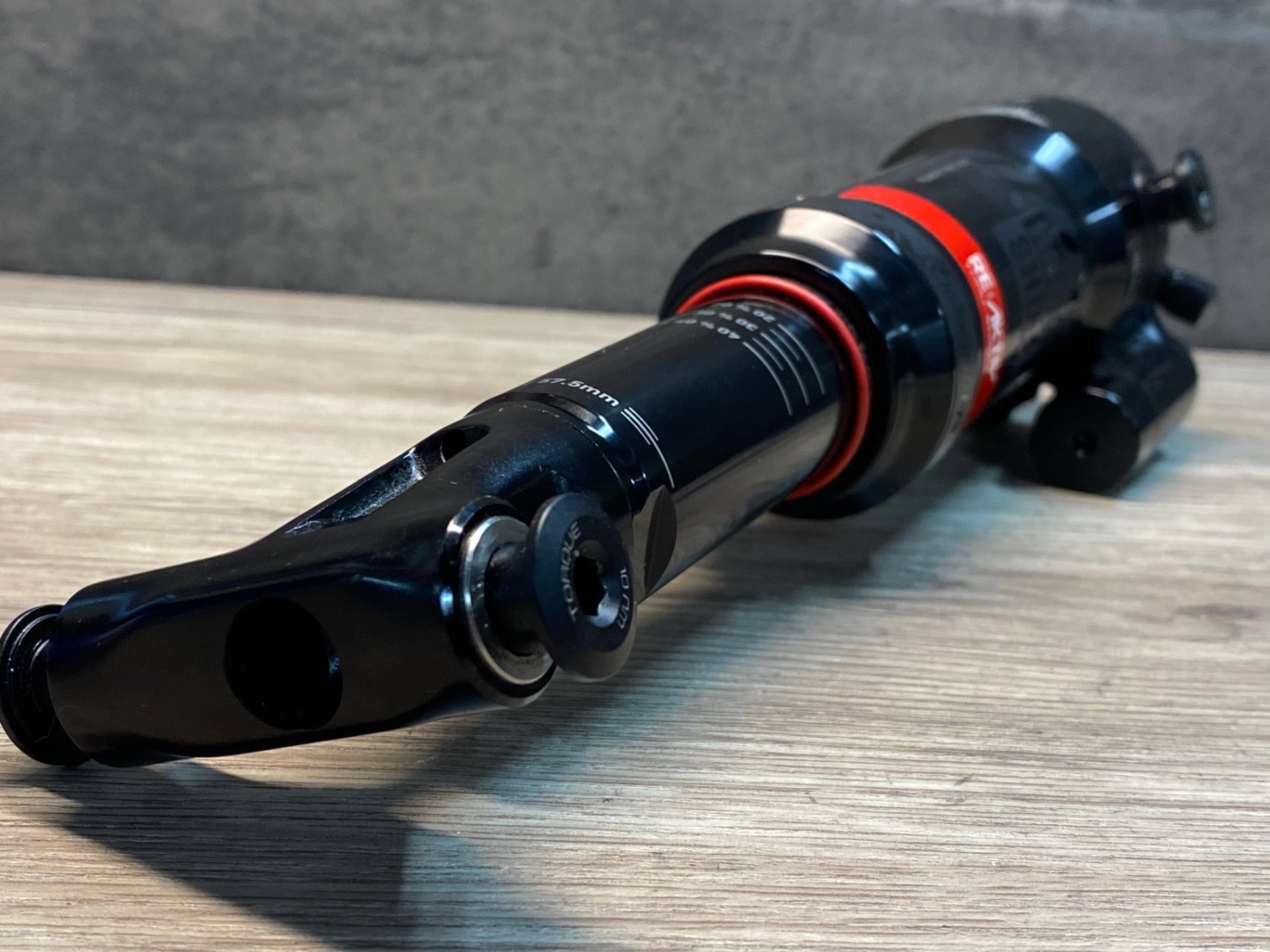 JE659 ロックショックス ROCKSHOX DELUXE RE:AKTIV THRU SHAFT