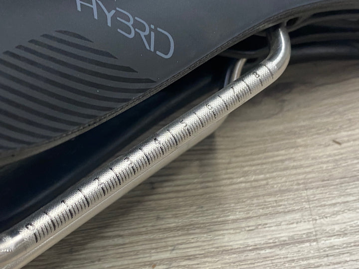 KE949 SELLE SMP HYBRID サドル 黒 140mm aisi 304 tubeレール