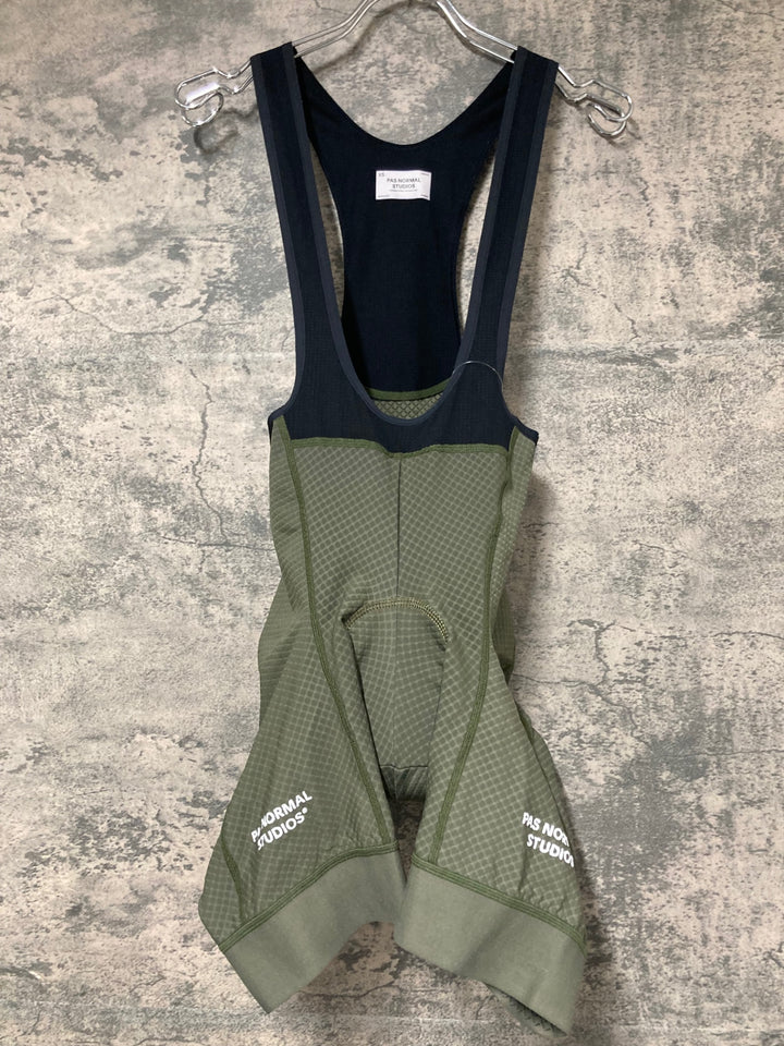 KJ324 パスノーマルスタジオ PAS NORMAL STUDIOS Essential bibs ビブショーツ オリーブ XS