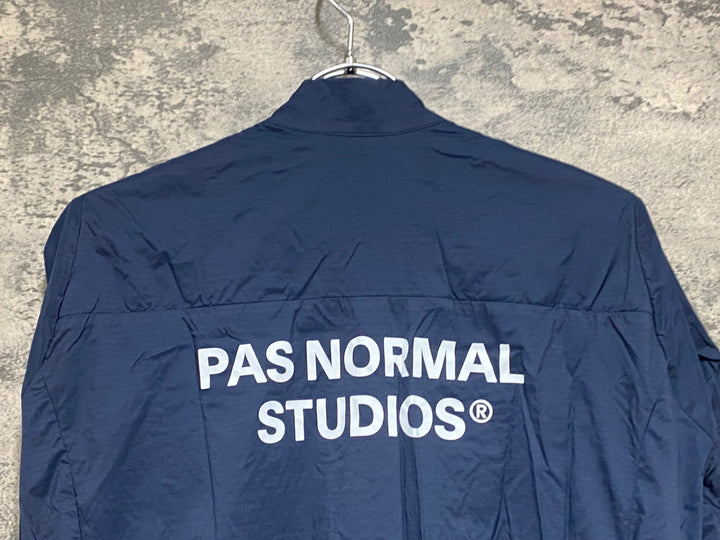 KM708 パスノーマルスタジオ PAS NORMAL STUDIOS ESSENTIAL INSULATED JACKET 長袖 ウィンドブレーカー 紺 S