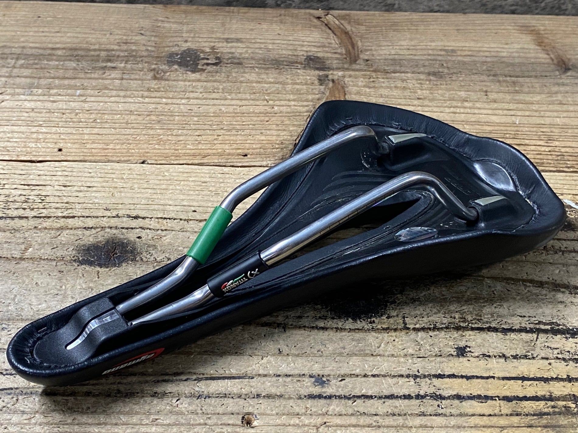 KQ625 セラサンマルコ selle san marco Caymano サドル 黒 TITANOX