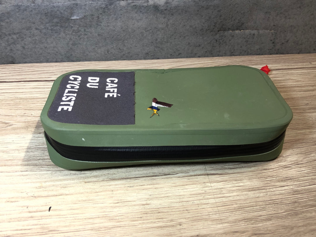 JR245 カフェドシクリステ Cafe du Cycliste ウォータープルーフポーチ オリーブ