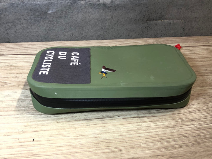 JR245 カフェドシクリステ Cafe du Cycliste ウォータープルーフポーチ オリーブ