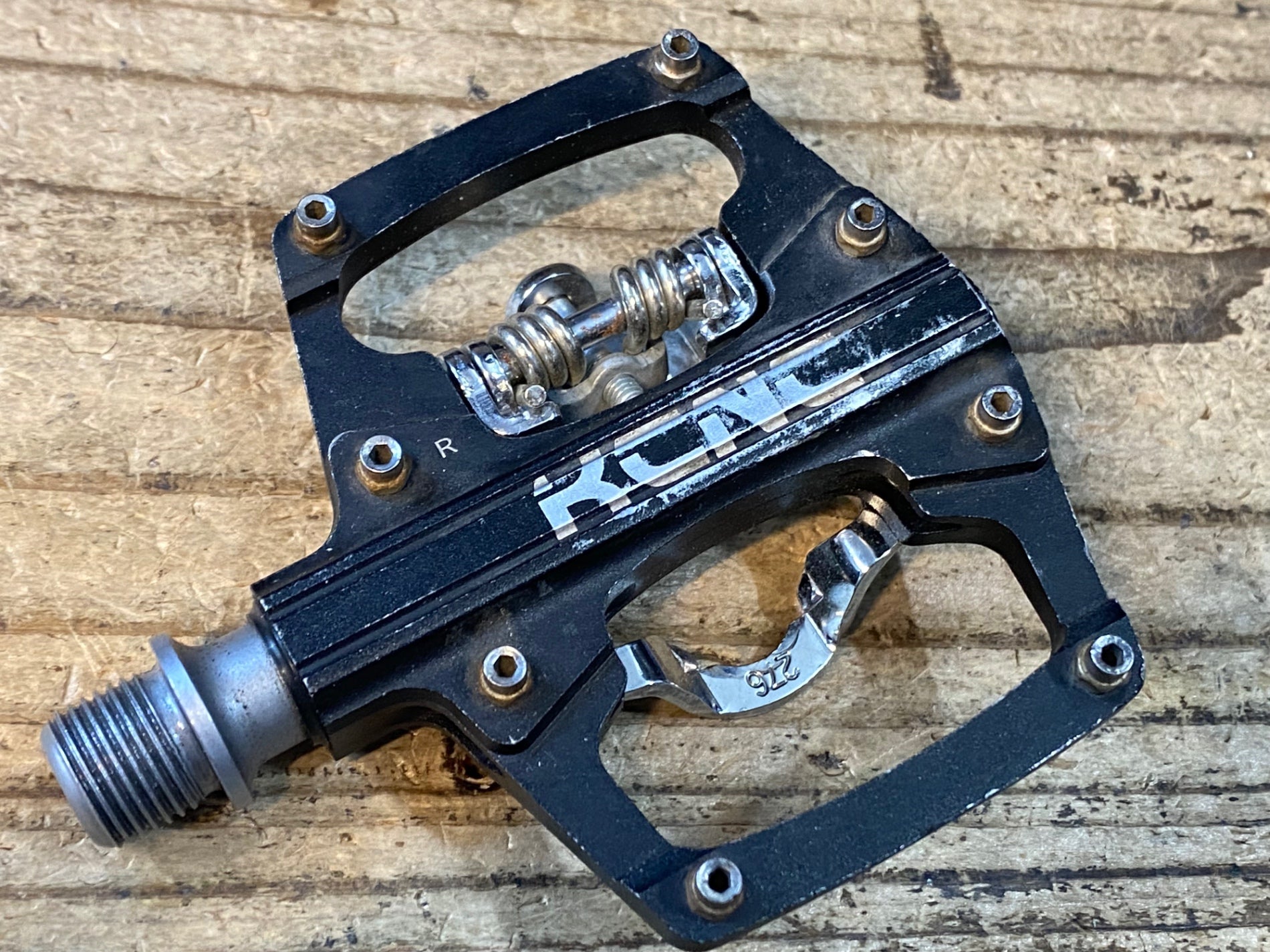JX870 KCNC クリップレスプラットフォーム フラットペダル 片面 – BICI