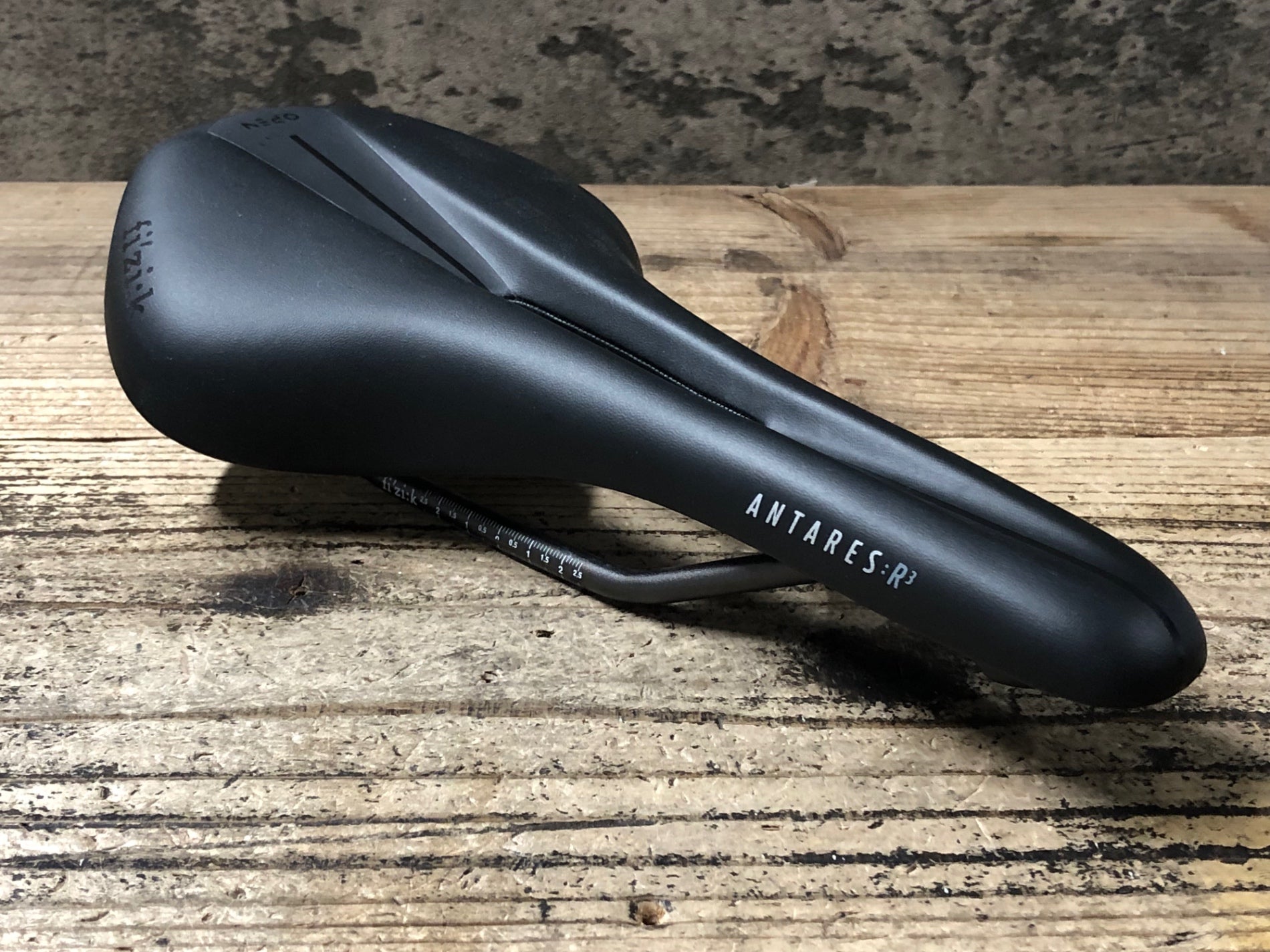 【使用感少なめ】fi'zi:k Antares R3　OPENサドル 使用感少なめ】fi'zi:k Antares R3 OPENサドル 【公式通販】