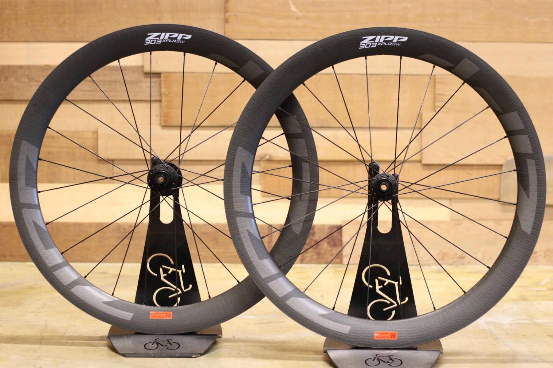 ジップ ZIPP 303 XPLR SW カーボン チューブレスレディ グラベル