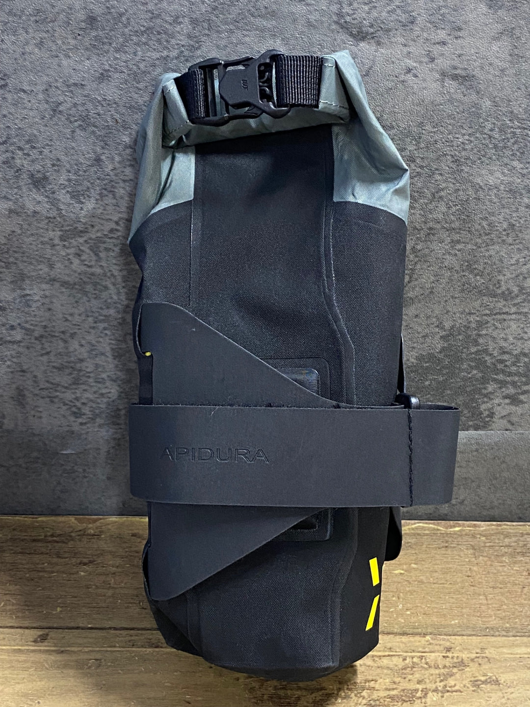KB166 アピデュラ APIDURA BACKCOUNTRY DOWN TUBE PACK 1.8L ダウンチューブバッグ 黒