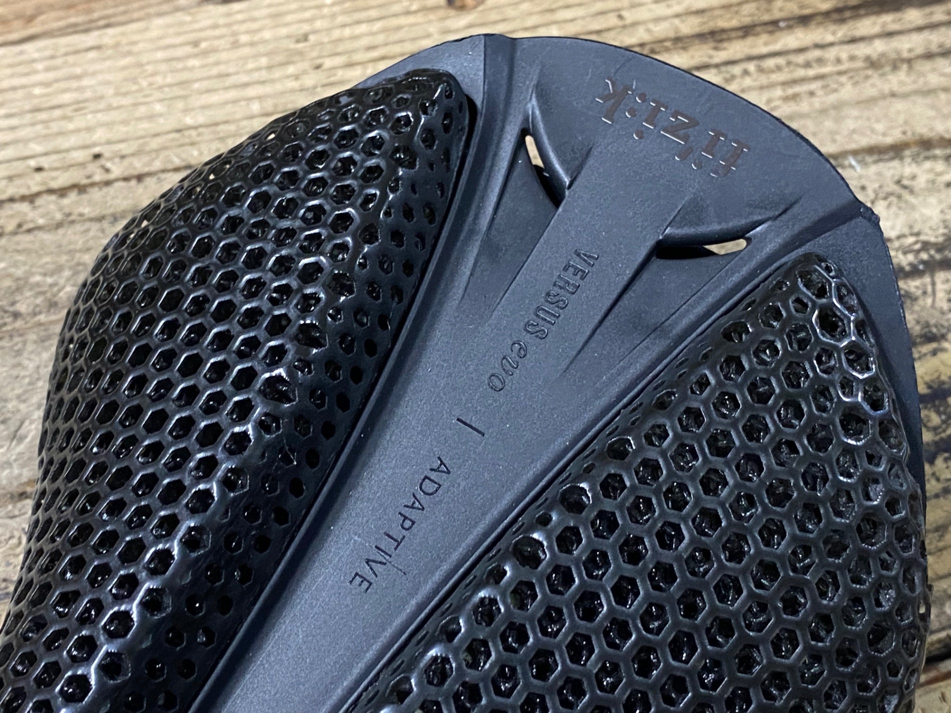 KA576 フィジーク fizik ANTARES VERSUS EVO R3 ADAPTIVE サドル kium