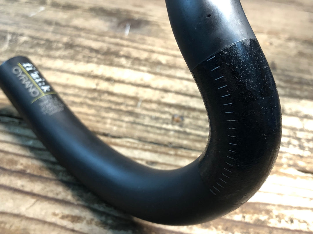 JA702 フィジーク FIZIK CYRANO 00 BULL カーボン ドロップハンドル Φ31.8mm ブラケットC-C 420mm ※クランプ部凹み強のためジャンク