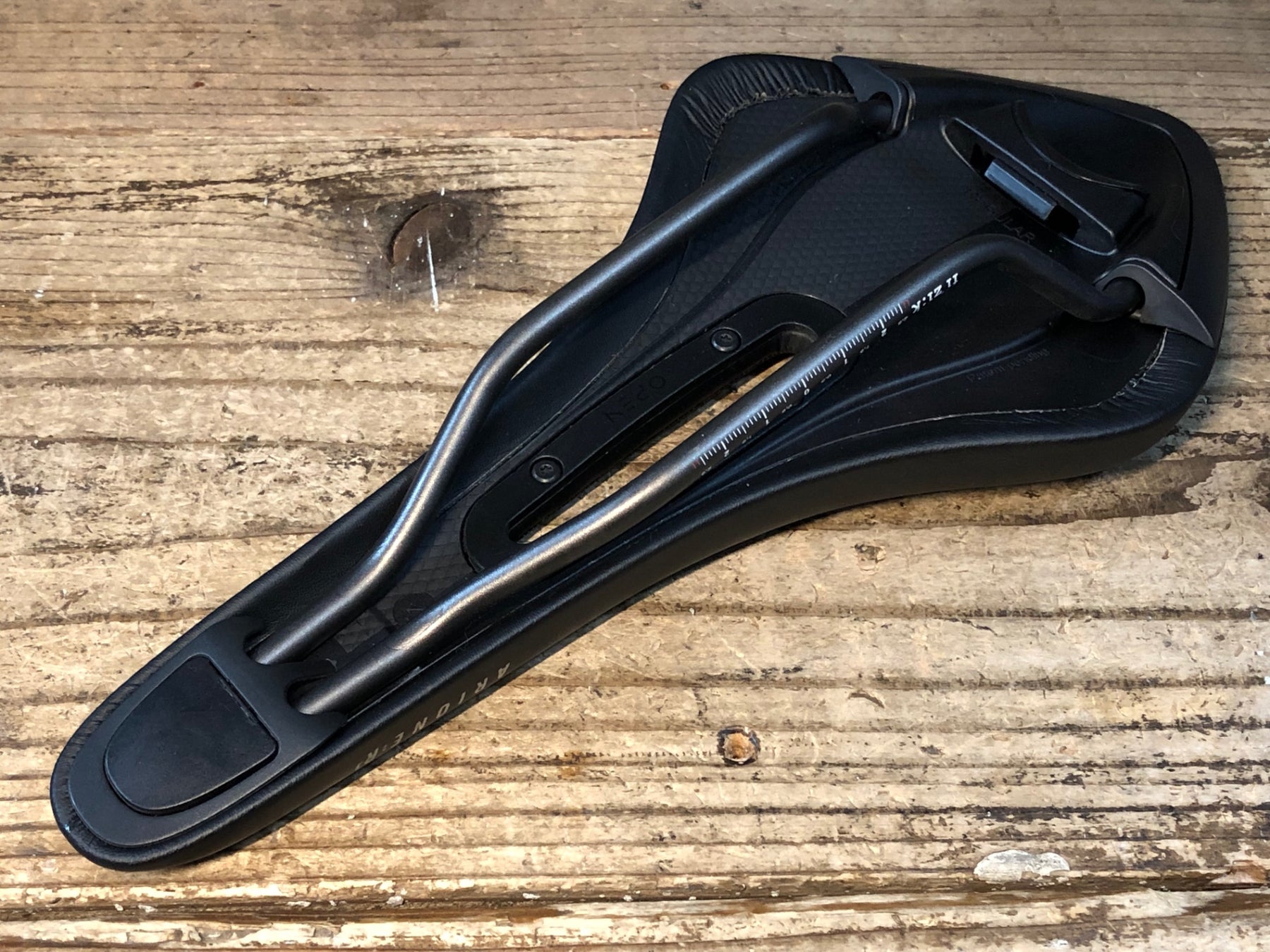 フィジーク　fi'zi:k ARIONE R3 OPENサドル ブラック ARIONE R3 | カワシマサイクルサプライ | スポーツサイクル&パーツ輸入