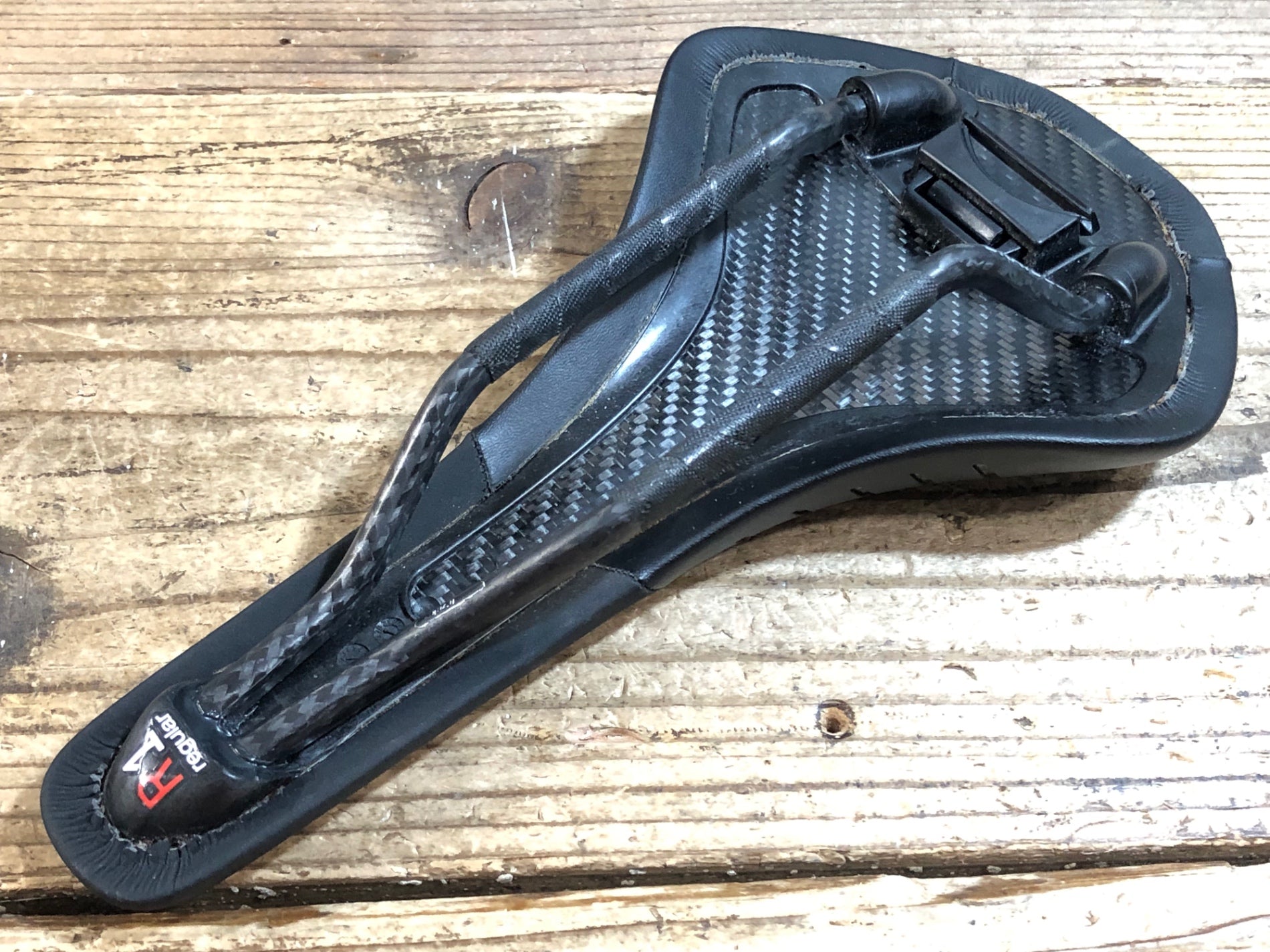 KK560 フィジーク fizik ANTARES R1 Regular サドル カーボンレール