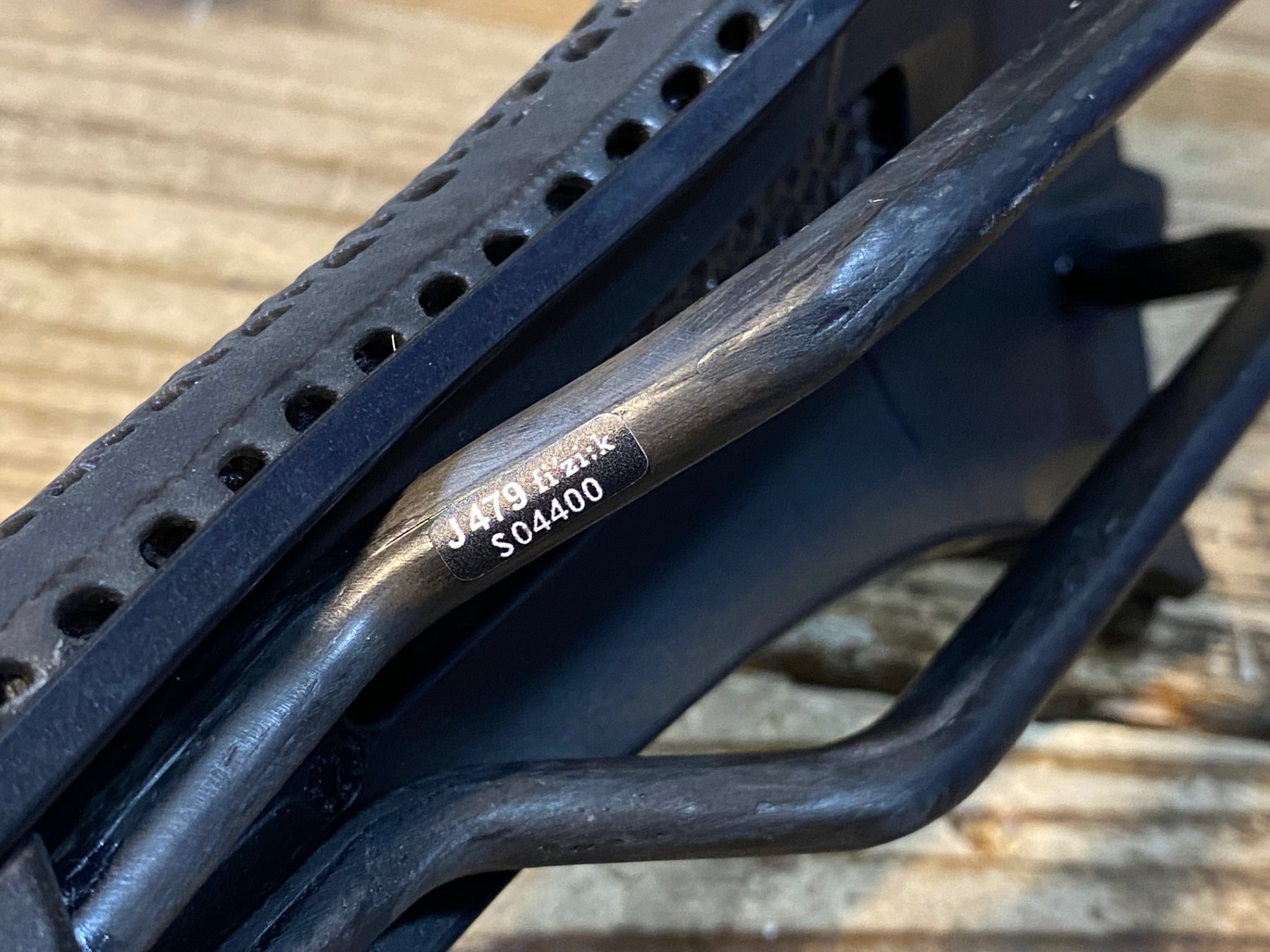 JW584 フィジーク fizik VENTO ARGO R1 ADAPTIVE 140mm サドル