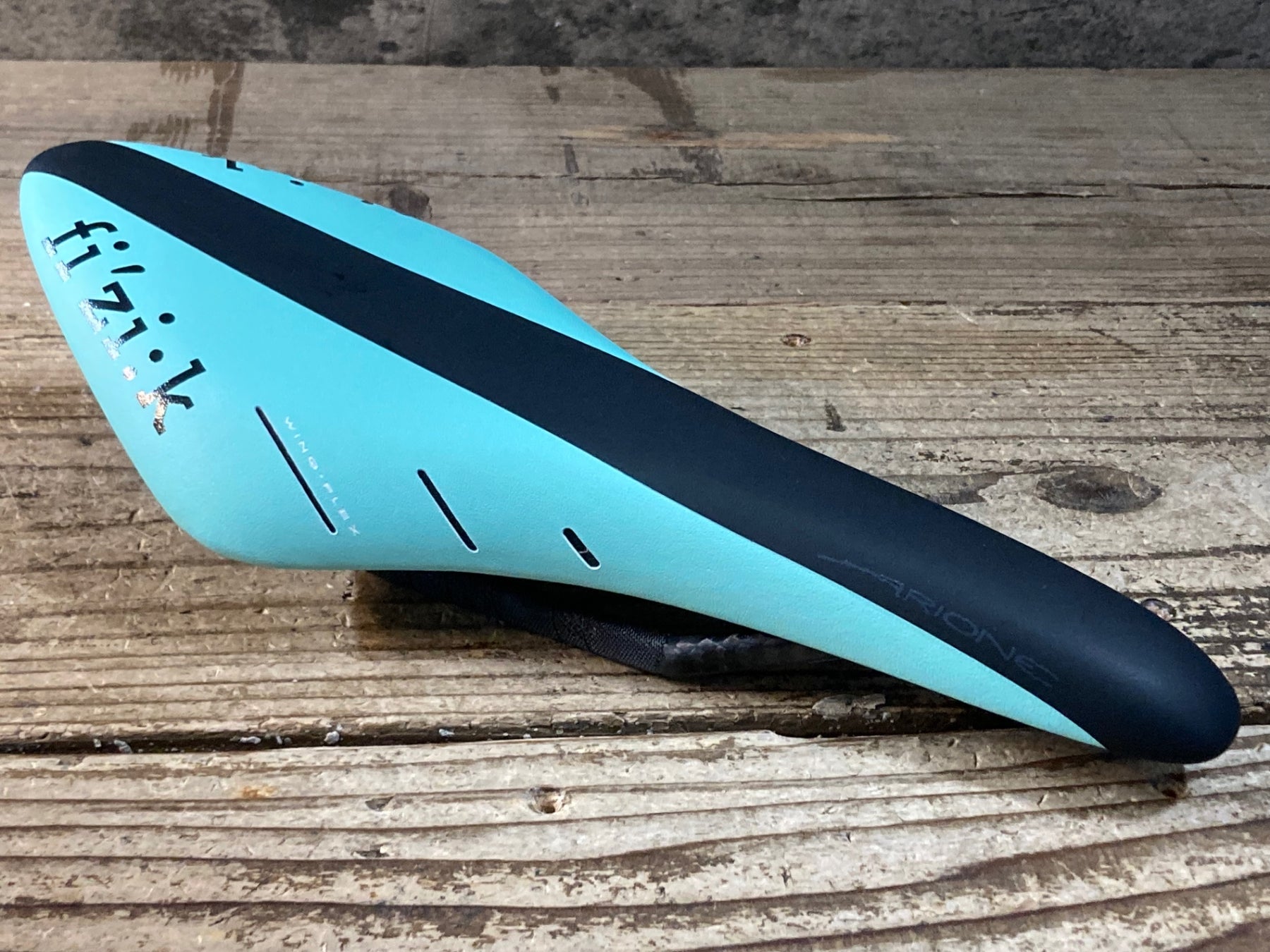 fizik arione r3 フィジーク　アリオネr3 Arione R3 - Flat Profile Performance Saddle - Fizik
