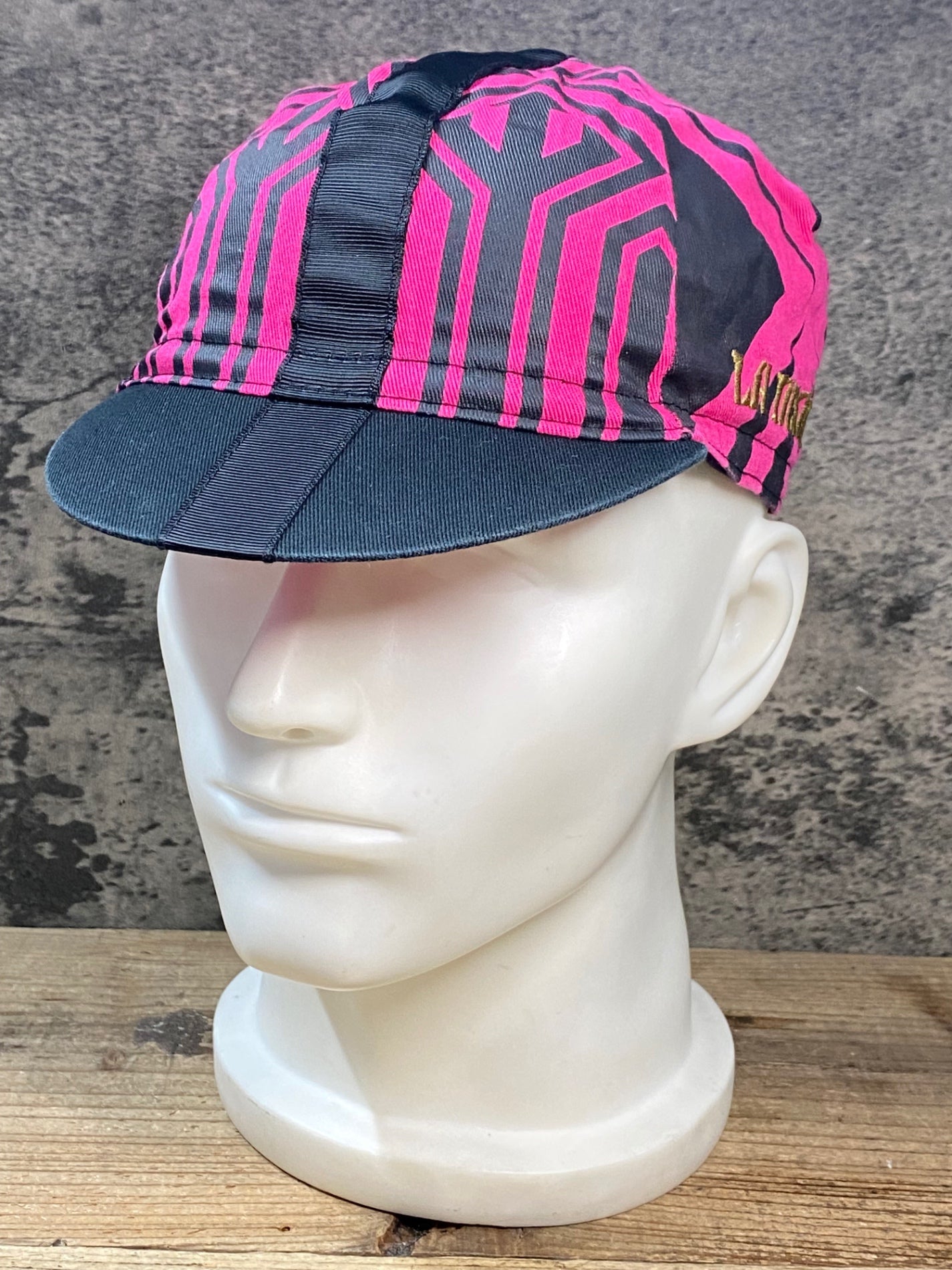 JY829 ラファ Rapha A DAY IN HELL CAP サイクルキャップ 黒 ピンク