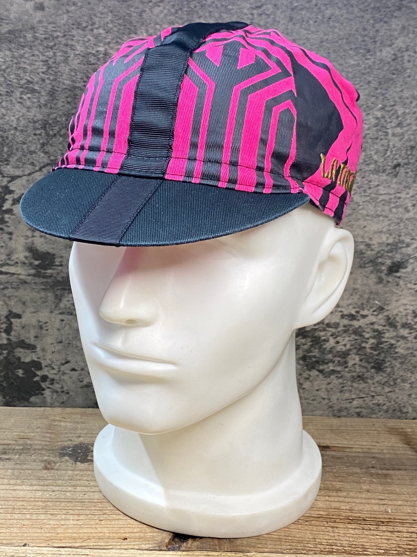 JY829 ラファ Rapha A DAY IN HELL CAP サイクルキャップ 黒 ピンク