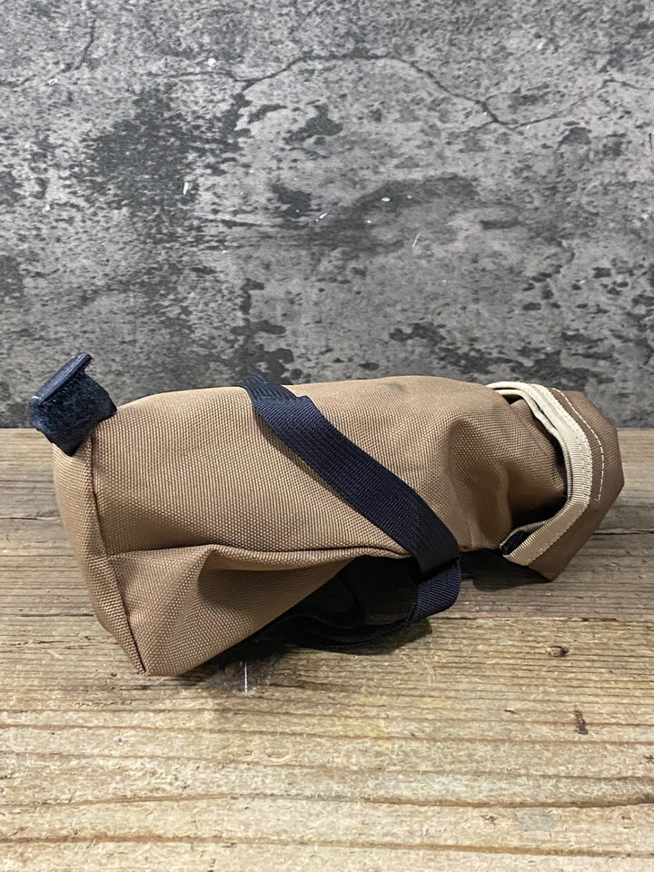 KR372 アウターシェル OUTER SHELL ロールトップ サドルバッグ ROLLTOP SADDLE BAG ベージュ 2.1L