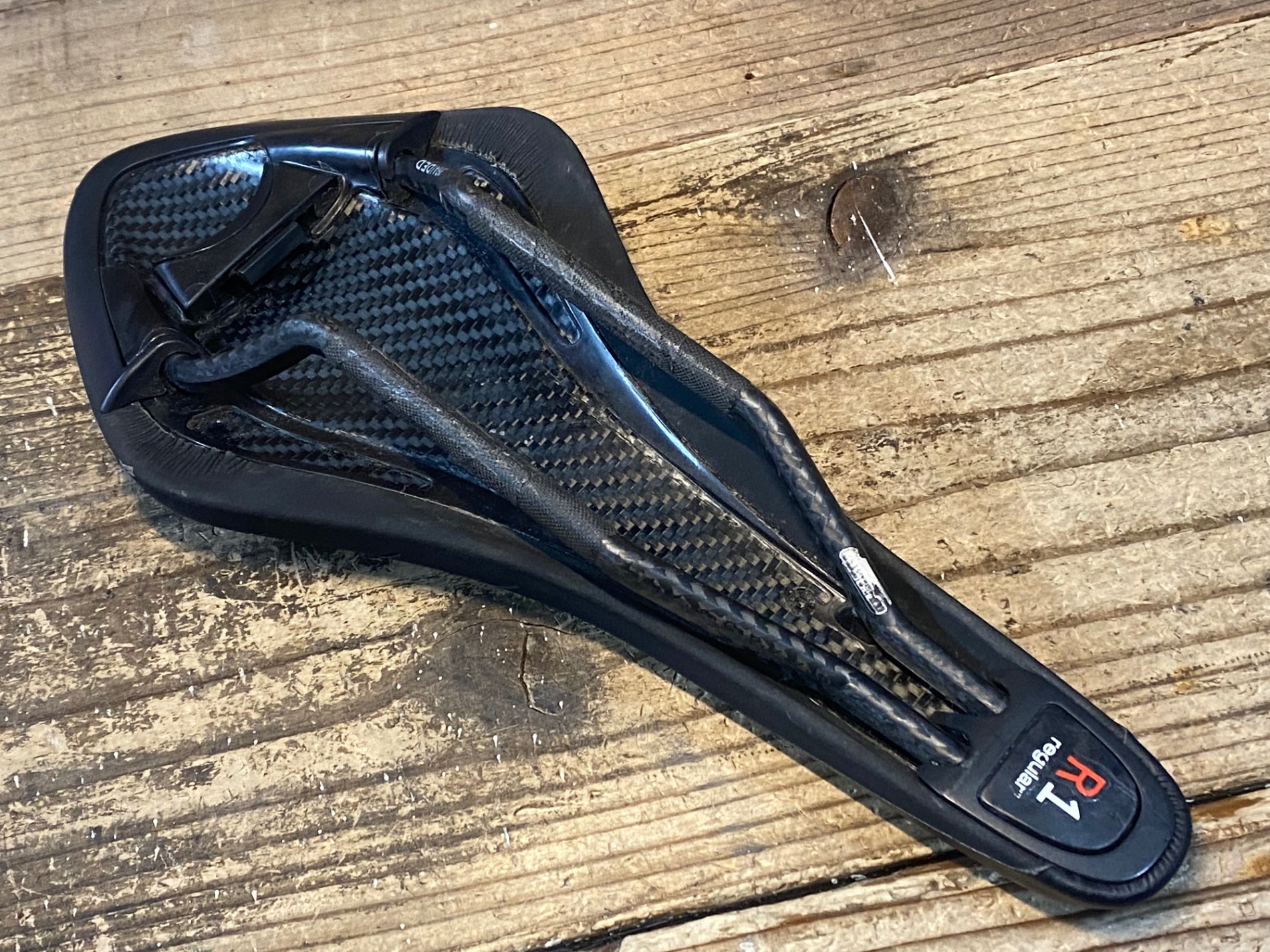 Fizik ARIONE R1 サドル ブラック レギュラー　カーボンレール Amazon | Fizik(フィジーク) ARIONE R1 カーボンレール for スネーク