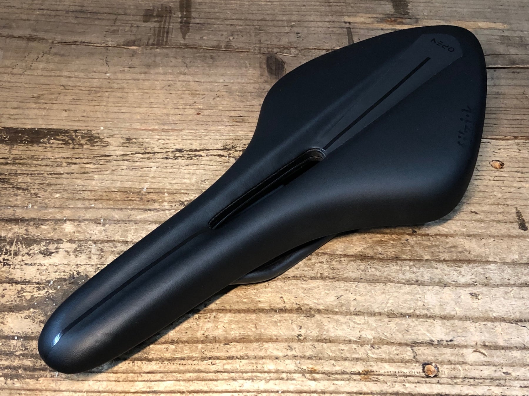 フィジーク　fi'zi:k ARIONE R3 OPENサドル ブラック JQ753 フィジーク fizik アリオネ ARIONE R3 OPEN サドル Regular 黒