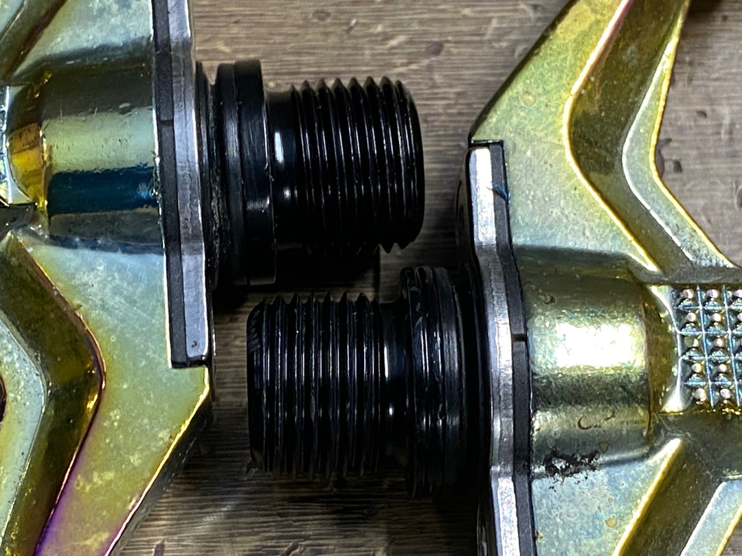 KQ537 クランクブラザーズ CRANKBROTHERS STAMP 7 フラットペダル ※右ペダルの回転に抵抗あり