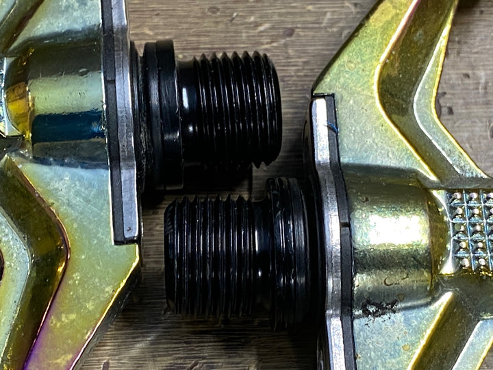 KQ537 クランクブラザーズ CRANKBROTHERS STAMP 7 フラットペダル ※右ペダルの回転に抵抗あり