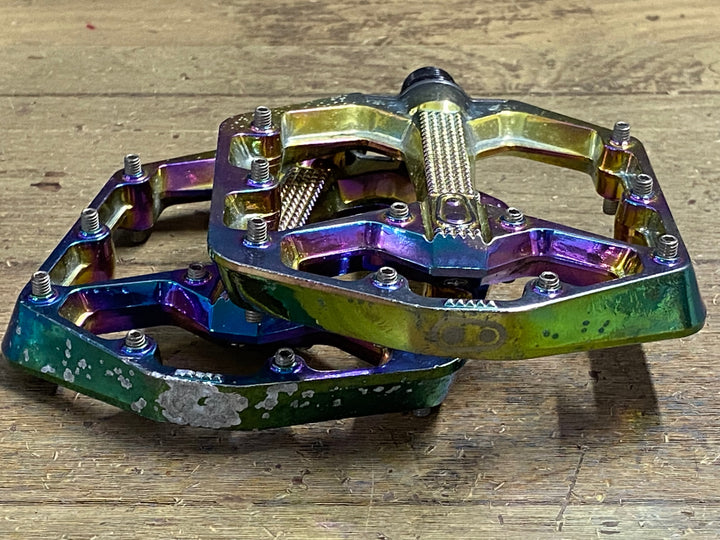 KQ537 クランクブラザーズ CRANKBROTHERS STAMP 7 フラットペダル ※右ペダルの回転に抵抗あり