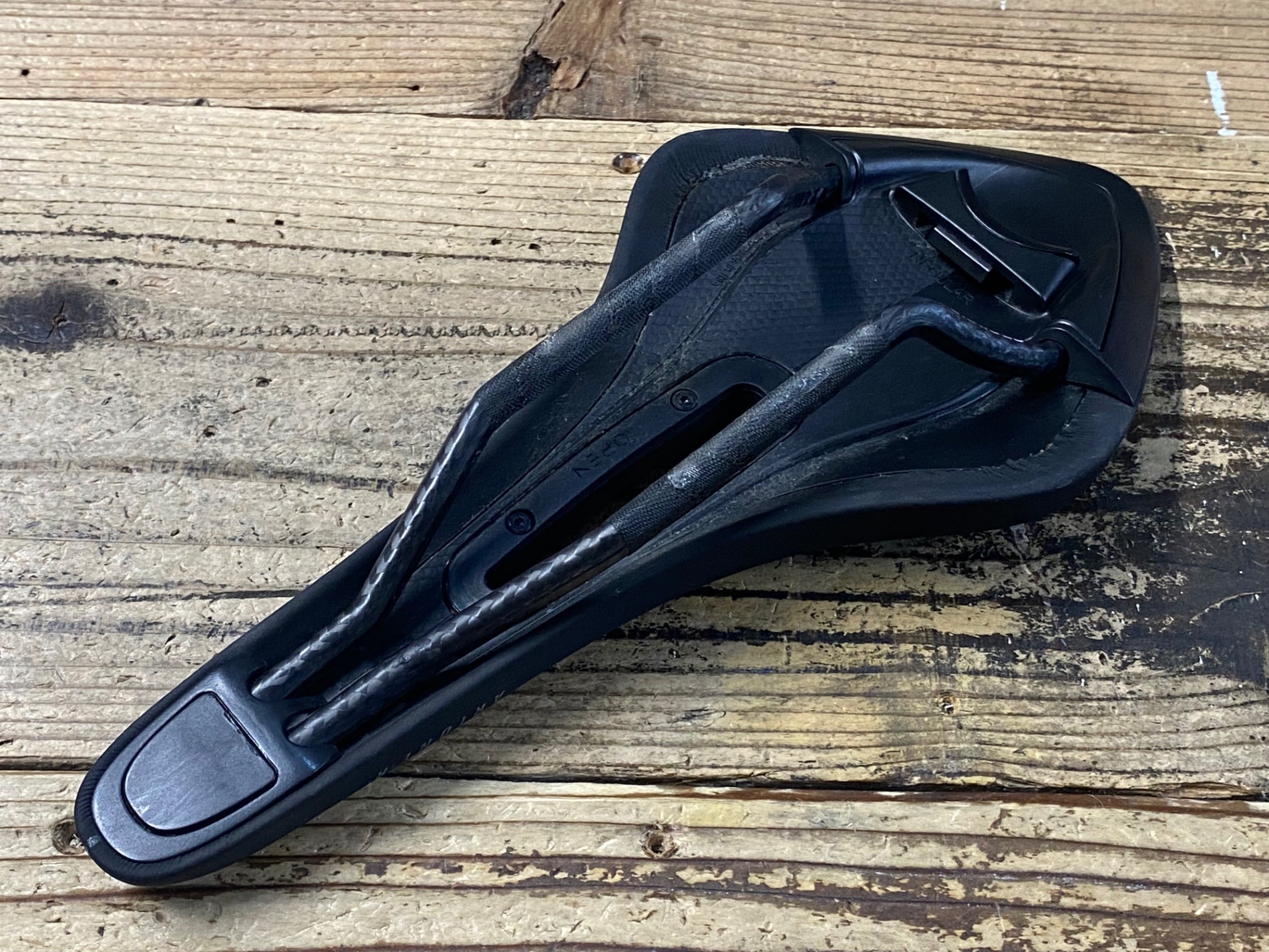 KJ099 フィジーク fizik アリオネ ARIONE R1 OPEN サドル REGULAR