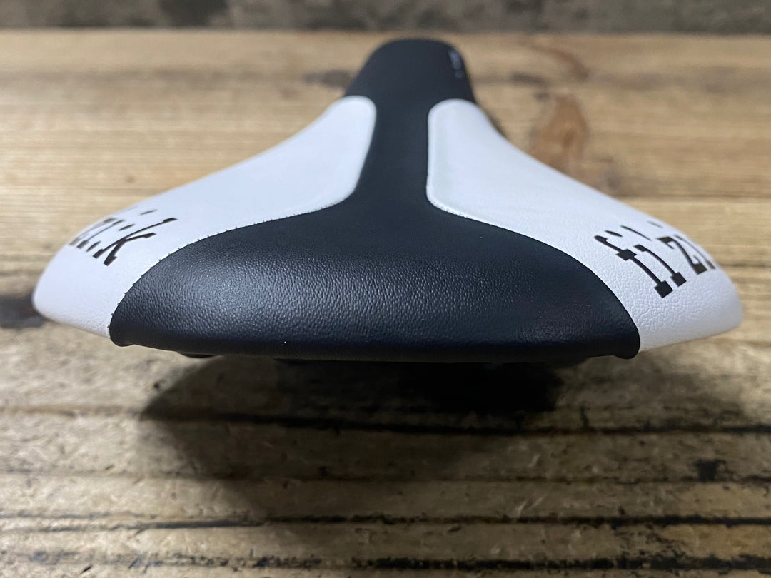 KJ061 フィジーク fizik ANTARES TEAM EDITION 2017 サドル 白黒 Regular CARBONレール MUD GUARD 付属