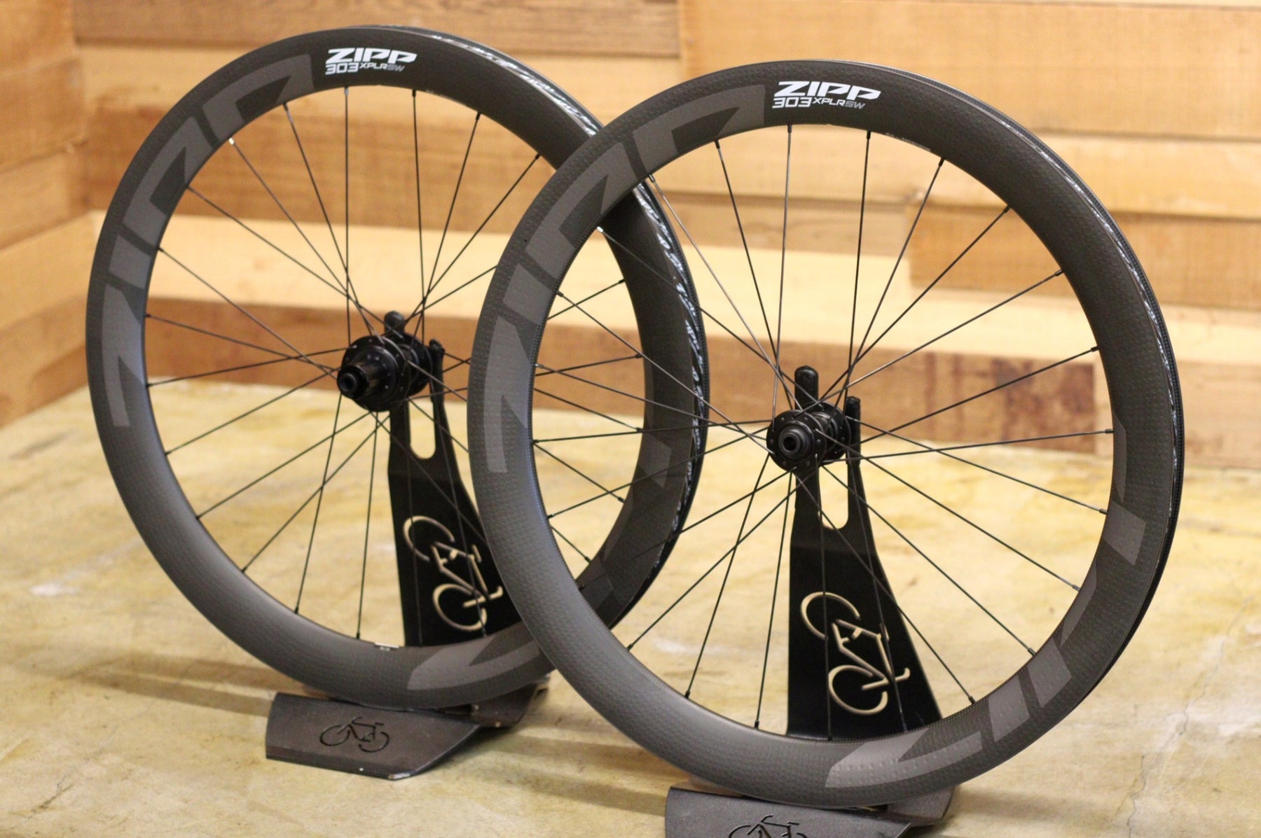 ジップ ZIPP 303 XPLR SW カーボン チューブレスレディ グラベル