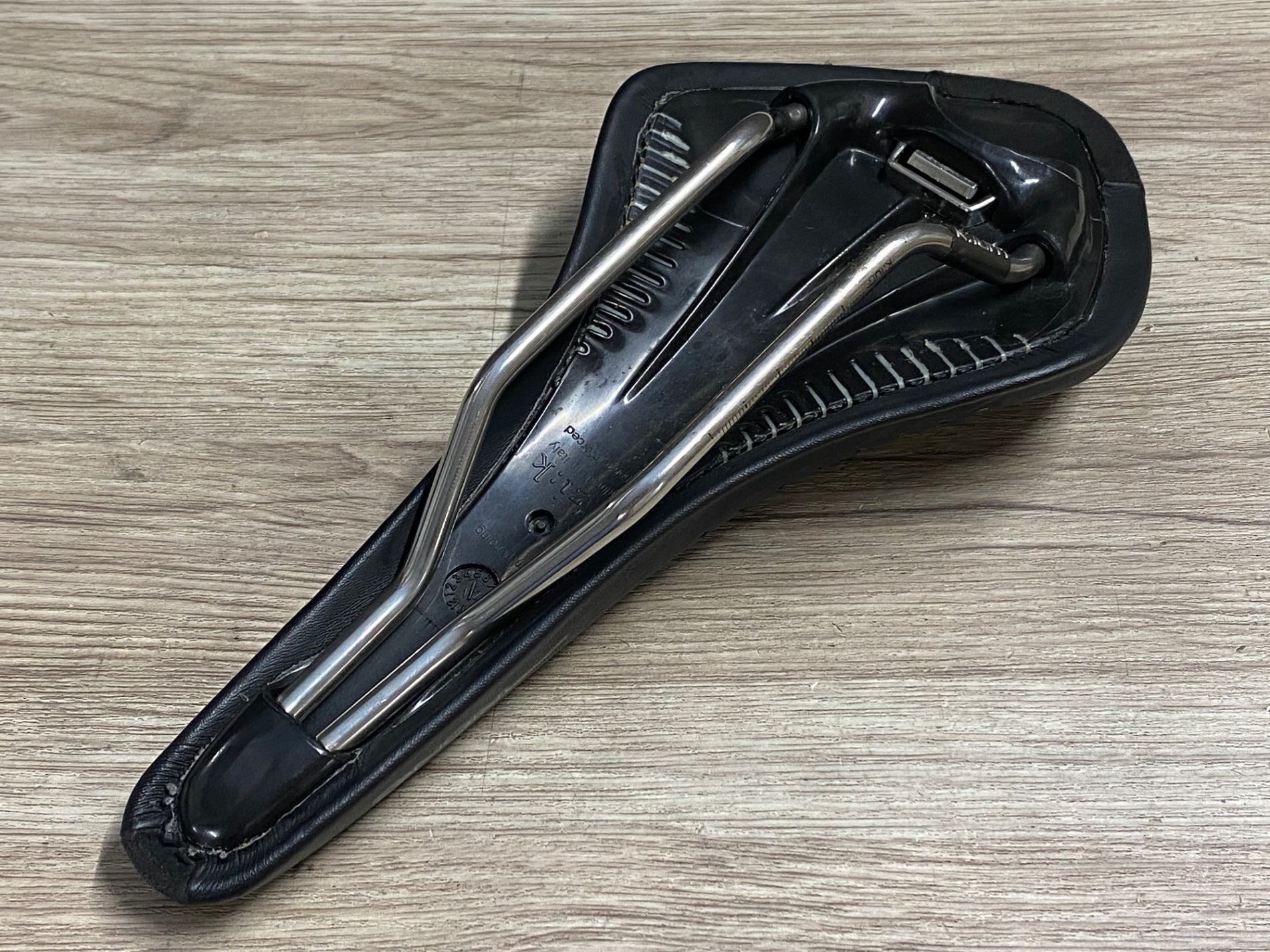 KQ627 フィジーク fizik ANTARES R3 サドル 黒 kiumレール – BICI