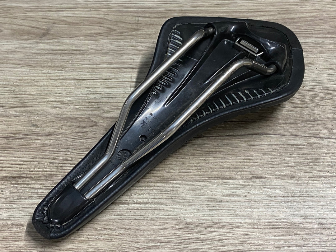 KQ627 フィジーク fizik ANTARES R3 サドル 黒 kiumレール