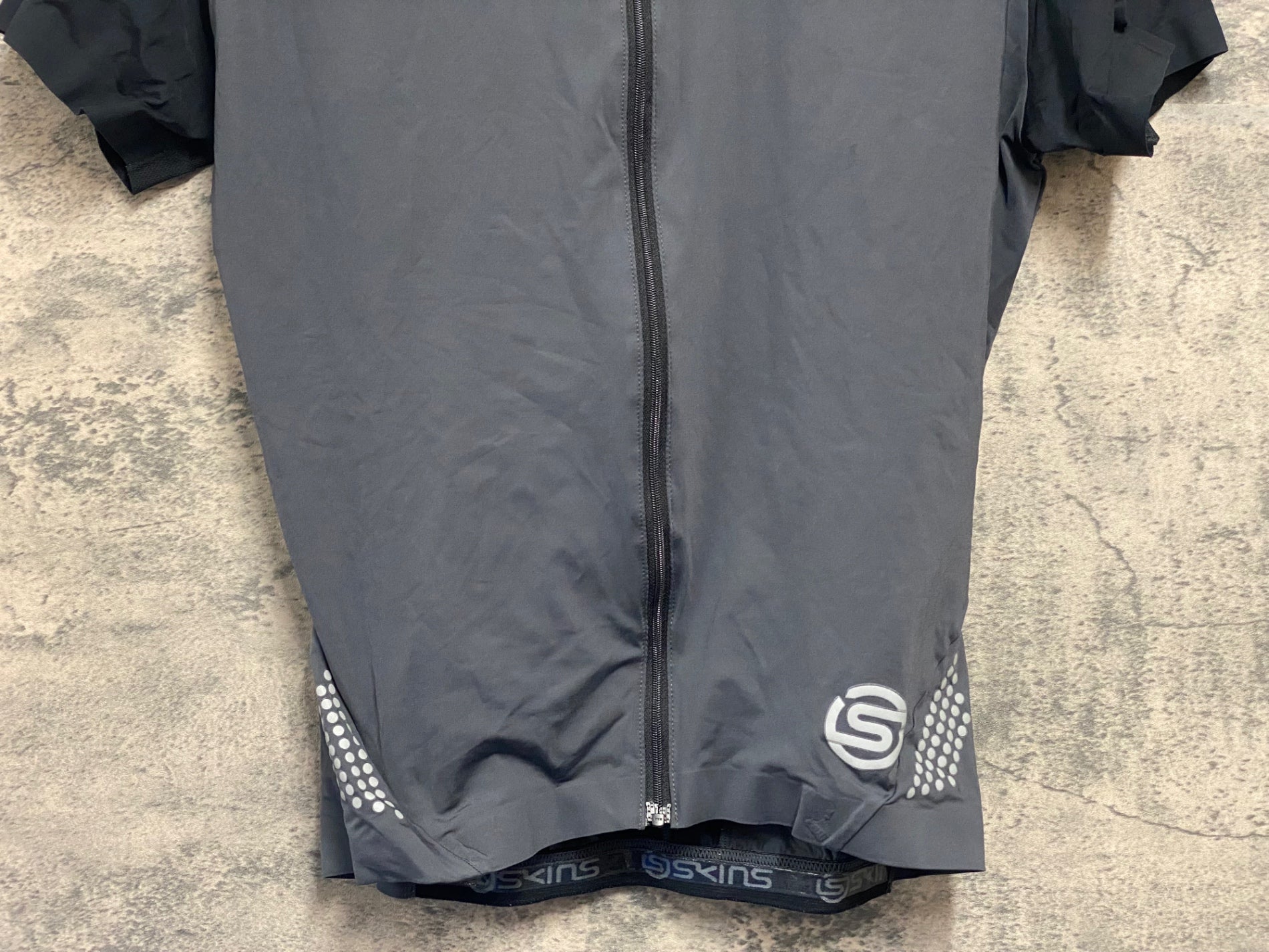 JS649 スキンズ SKINS 半袖 サイクルジャージ 黒 グレー M – BICI