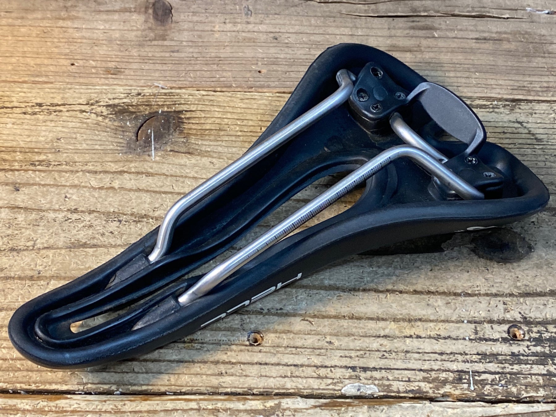 JX236 SELLE SMP HELL サドル 黒 aisi 304 tubeレール 145mm – BICI