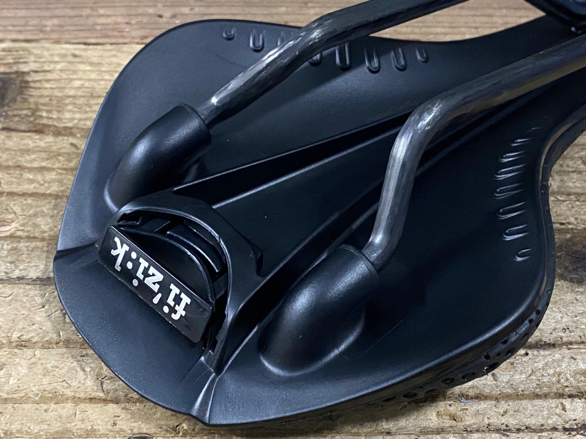 KO853 フィジーク fizik ANTARES VERSUS EVO R1 ADAPTIVE サドル
