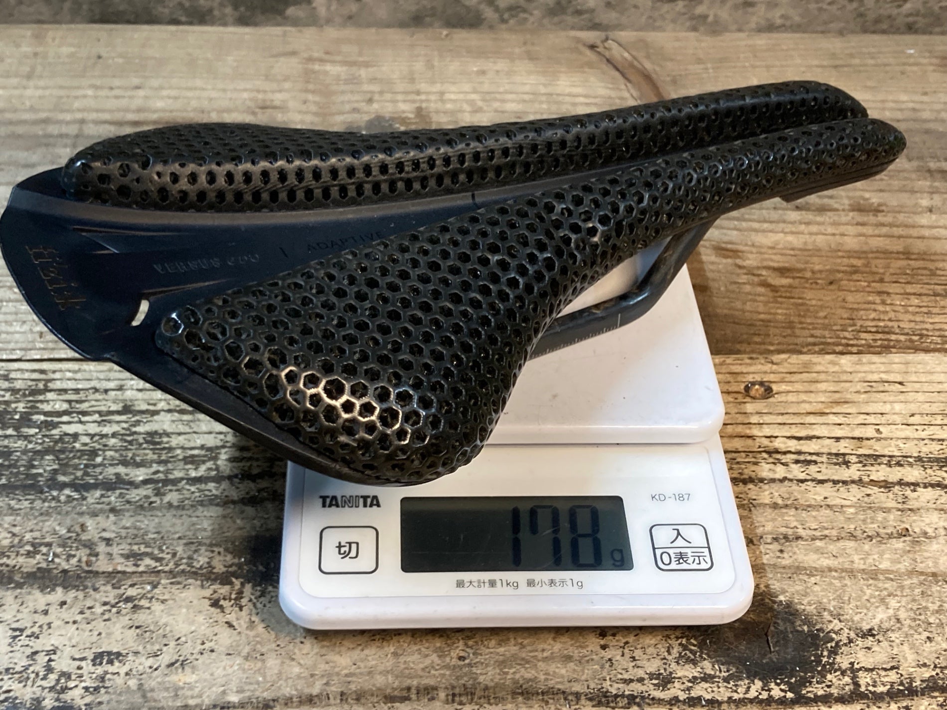 JS730 フィジーク FIZIK ANTARES VERSUS EVO R1 Adaptive サドル