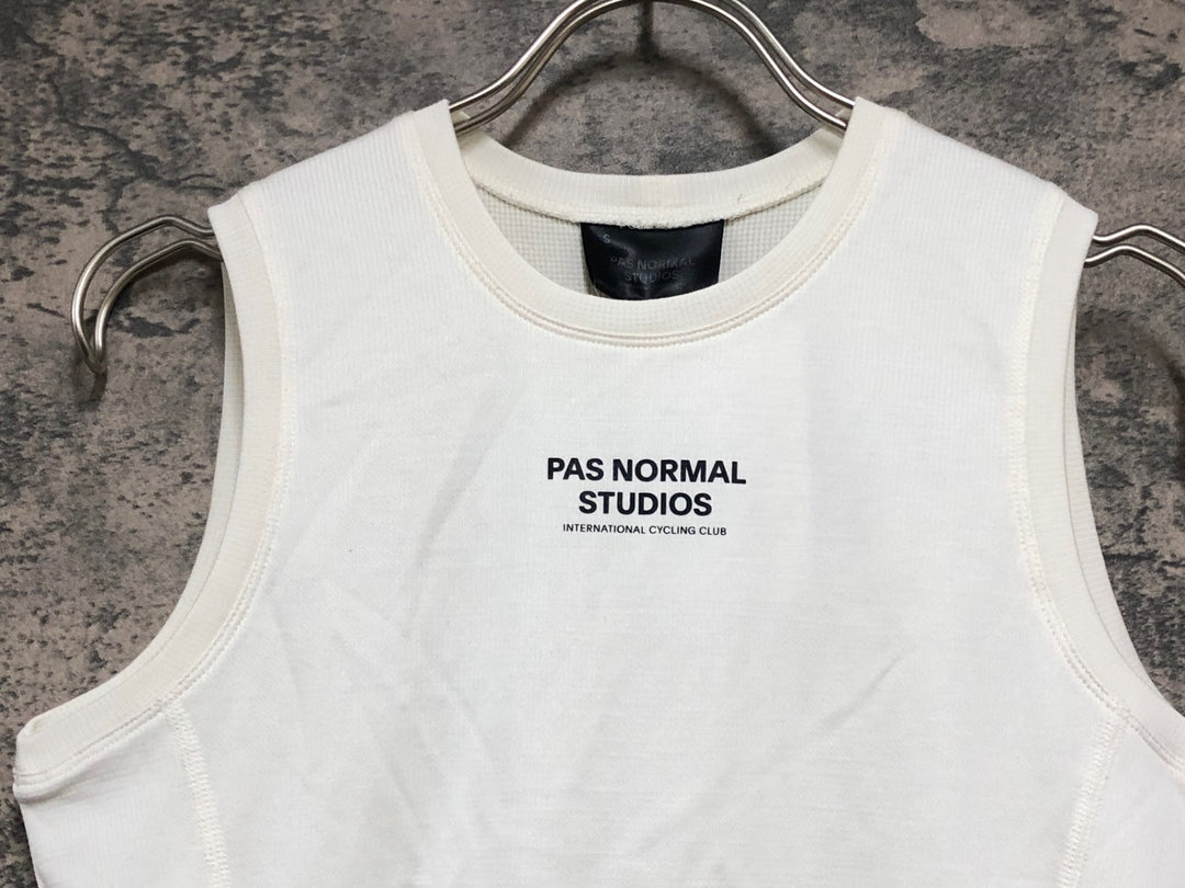 KM713 パスノーマルスタジオ PAS NORMAL STUDIOS MID SLEEVELESS BASELAYER ノースリーブ ベースレイヤー 白 S