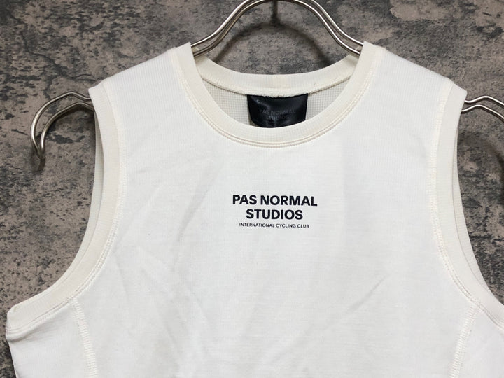 KM713 パスノーマルスタジオ PAS NORMAL STUDIOS MID SLEEVELESS BASELAYER ノースリーブ ベースレイヤー 白 S