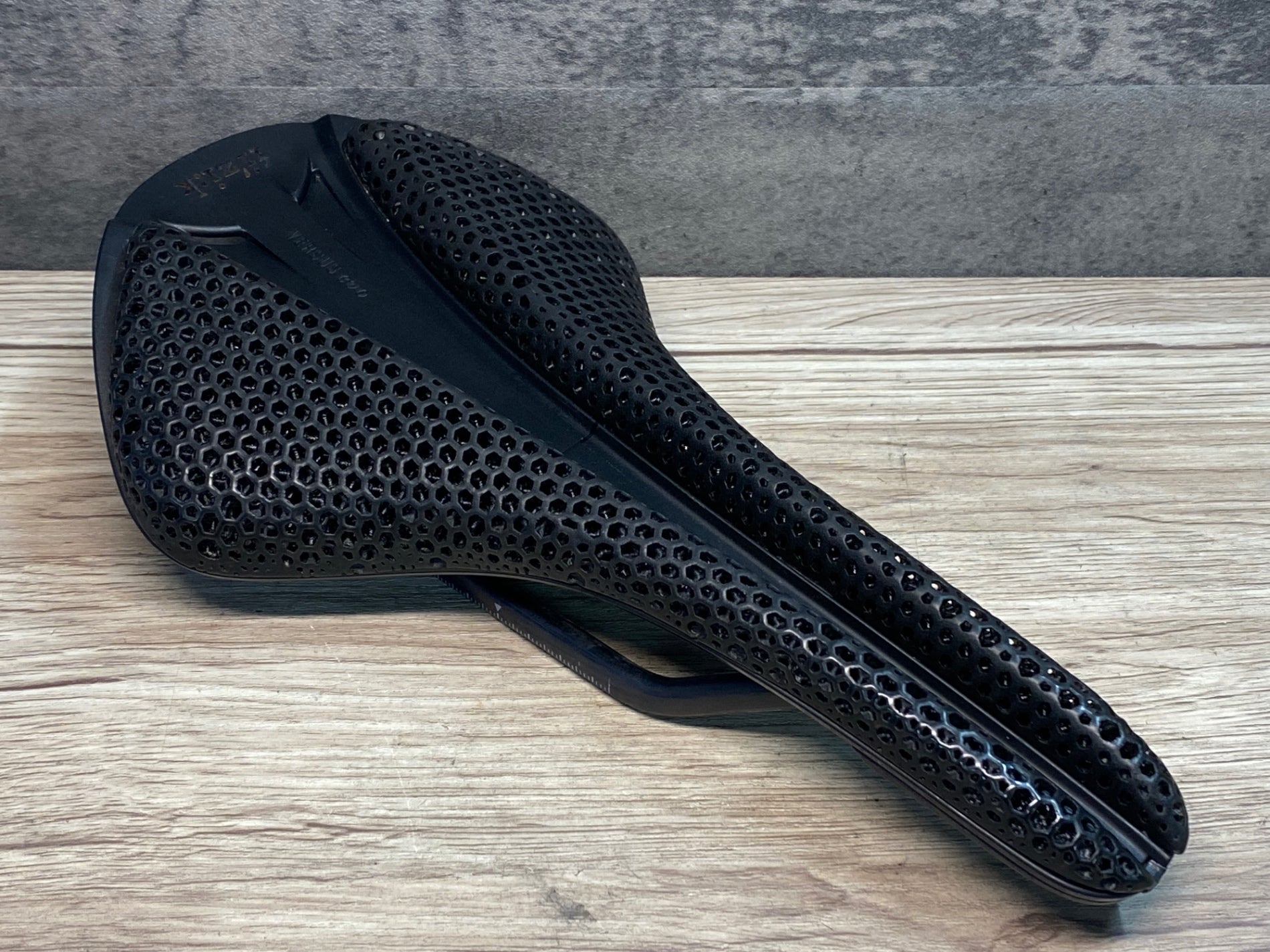 fizik フィジーク アンタレス VERSUS EVO R1 ADAPTIVE fi'zi:k Antares Versus Evo R1 Adaptive Saddle - black