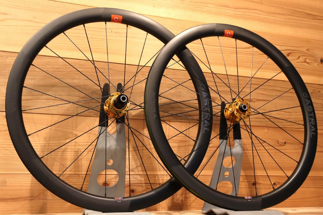 【希少！廃盤GOLDカラーハブ】 アストラル ASTRAL VEIL4 DISCリム使用 クリスキング CHRIS KING R45D ゴールドハブ SAPIM CX-RAYスポーク 手組 カーボン チューブレス ホイールセット シマノ12/11S 【千葉店】