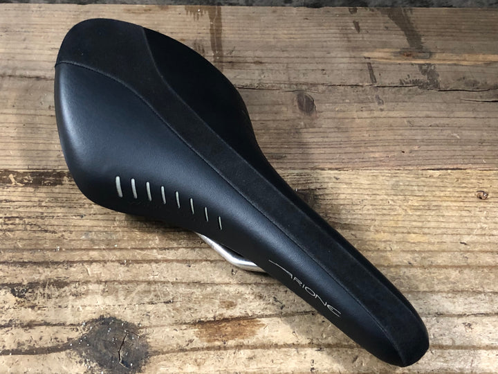 KM546 フィジーク fizik ARIONE R3 サドル 黒 kiumレール ※マーカー痕