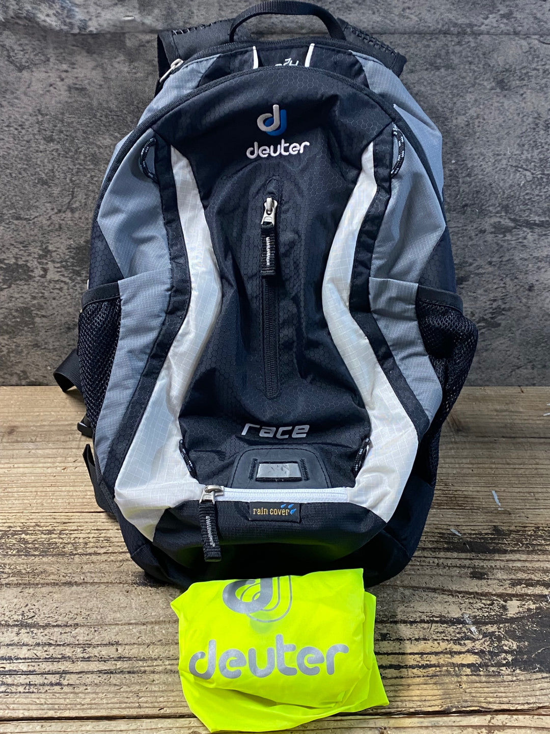 KE816 ドイター deuter RACE リュック バックパック 黒 グレー
