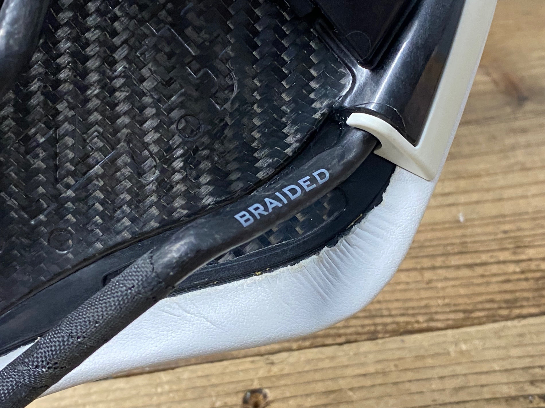 KJ059 フィジーク fizik アリオネ ARIONE R1 サドル 白 カーボンレール