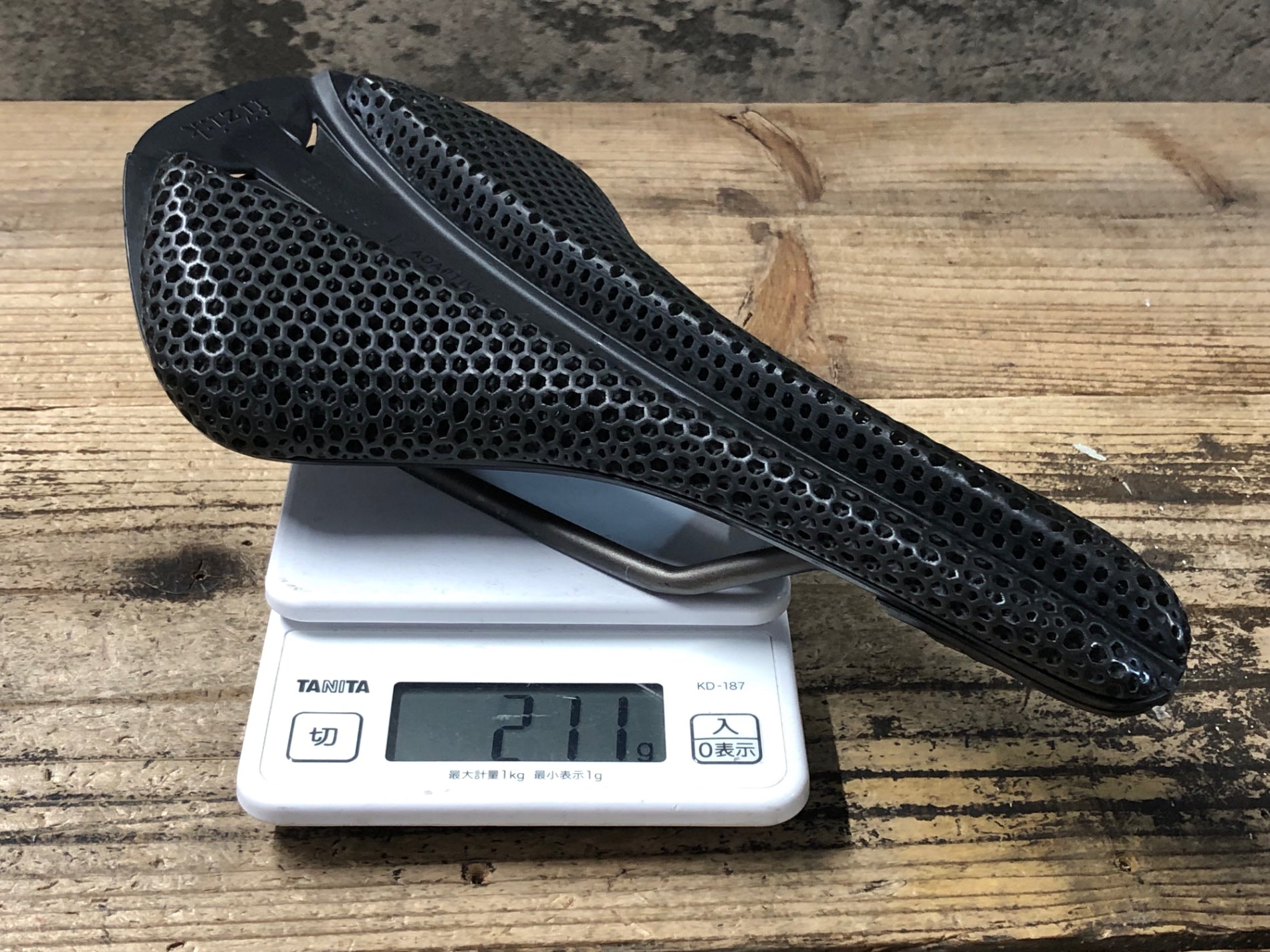 KC083 フィジーク Fizik ANTARES Versus Adaptive R1 3D サドル kium