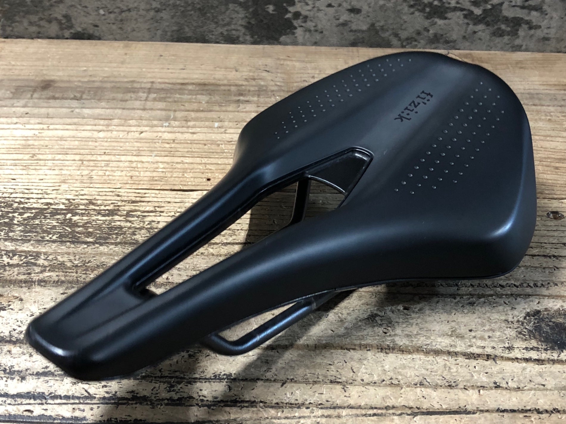 KB147 フィジーク fizik TEMPO ARGO R3 サドル 黒 kium 160mm – BICI