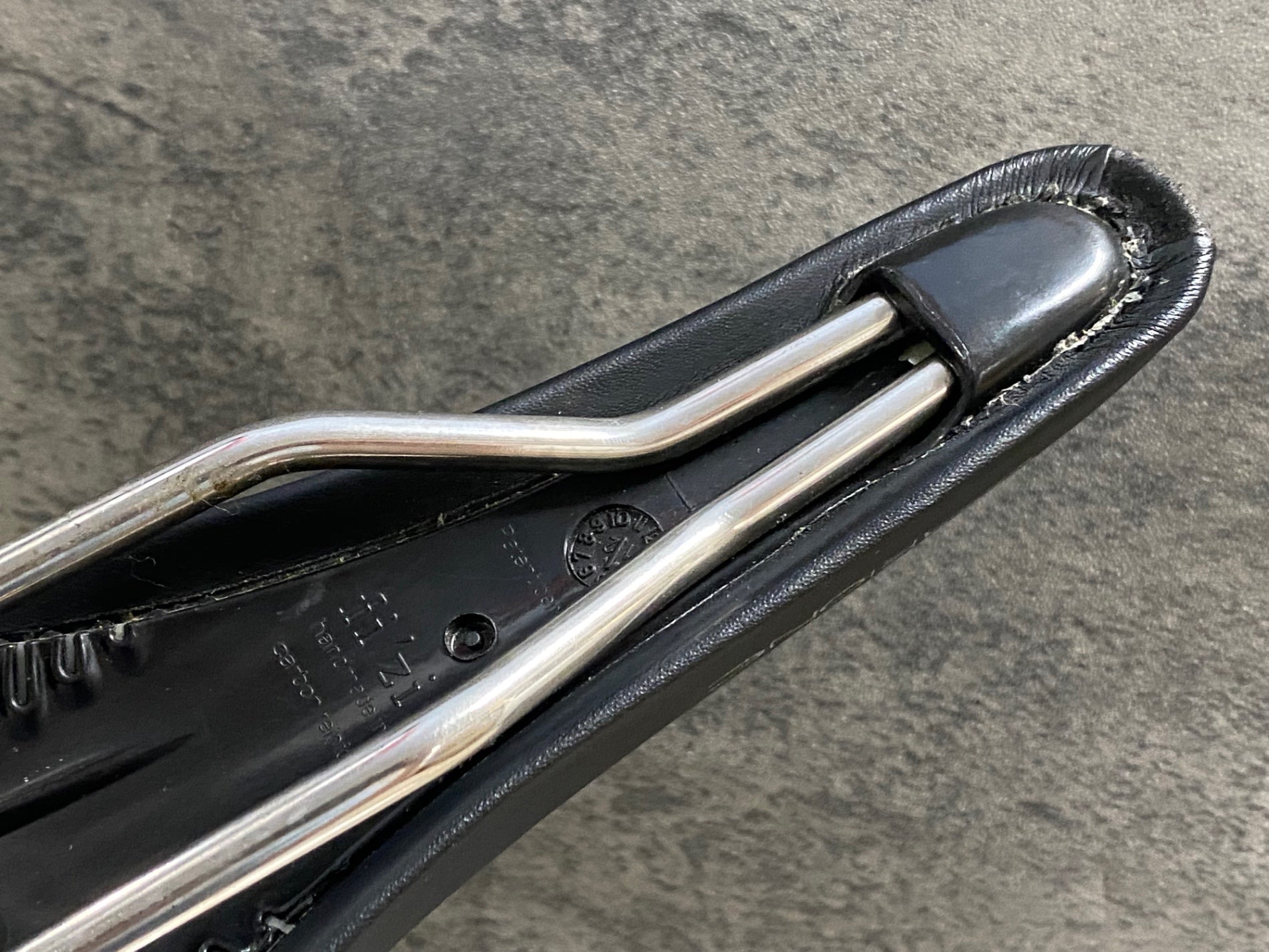 KQ627 フィジーク fizik ANTARES R3 サドル 黒 kiumレール – BICI